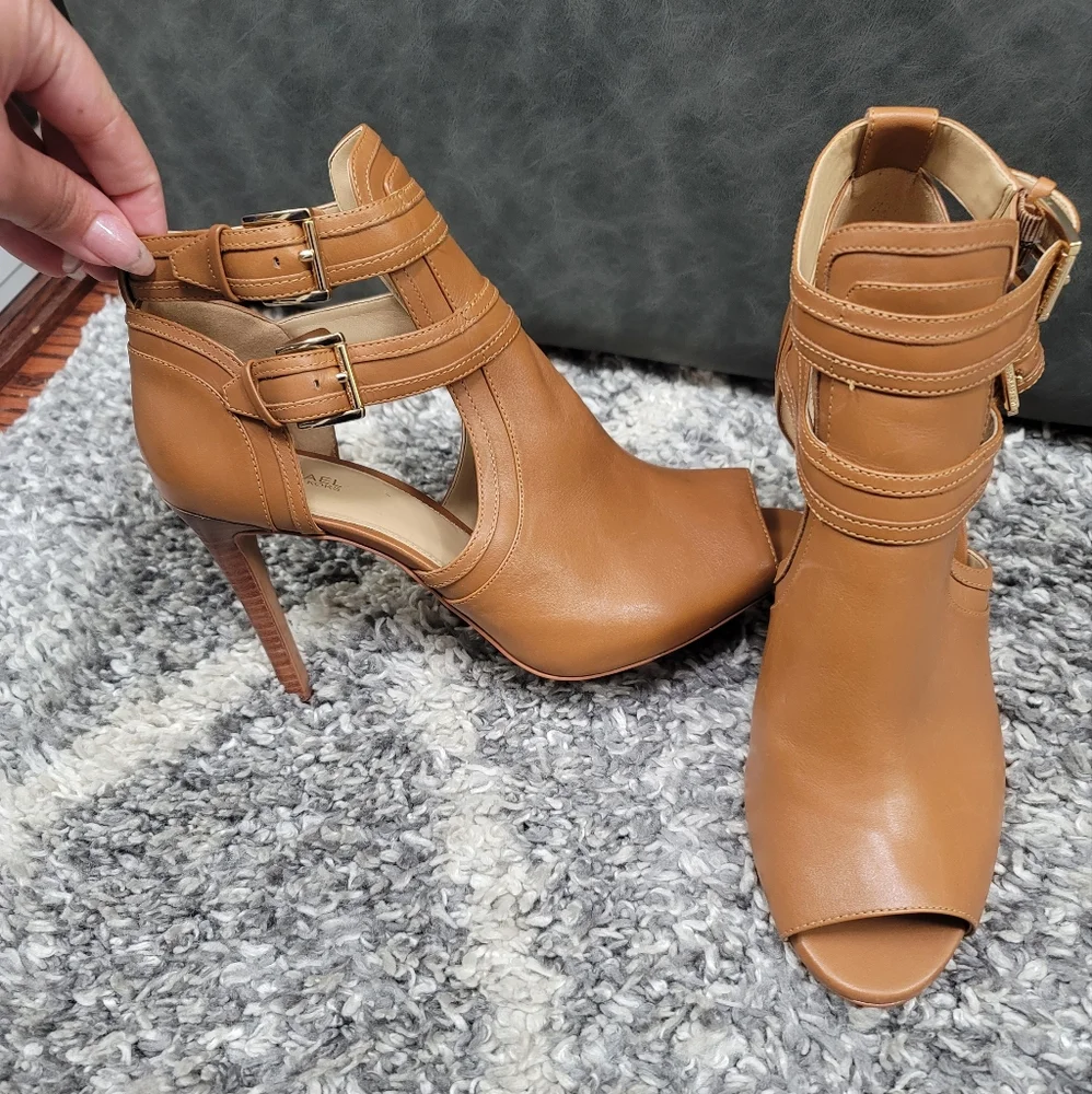 Michael Kors open toe heels 👠